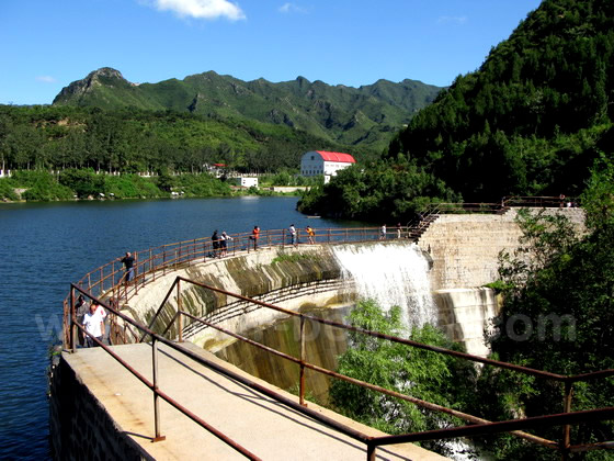 Jintang Lake cuts through Huanghuacheng Great Wall