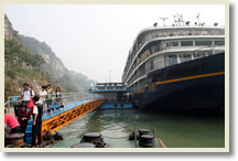 Hong Kong Guilin Chongqing Yangtze River Yichang Xian Beijing 10 Day Tour