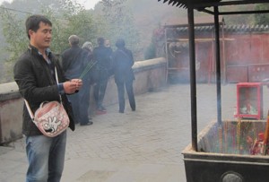 worship in front of Guanyin Tempe