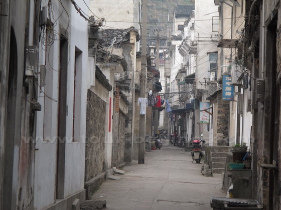 A jumble of laundries, wires, an authentic life scene in She County.