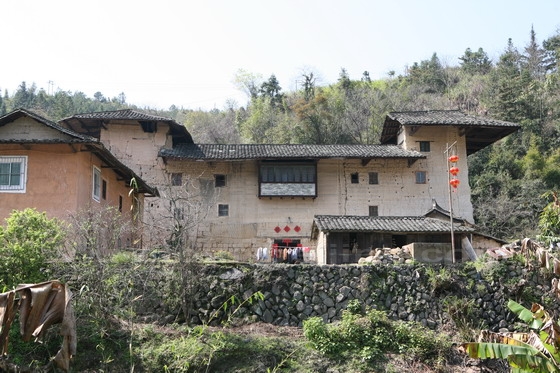 A multi-eave rectangular tulou