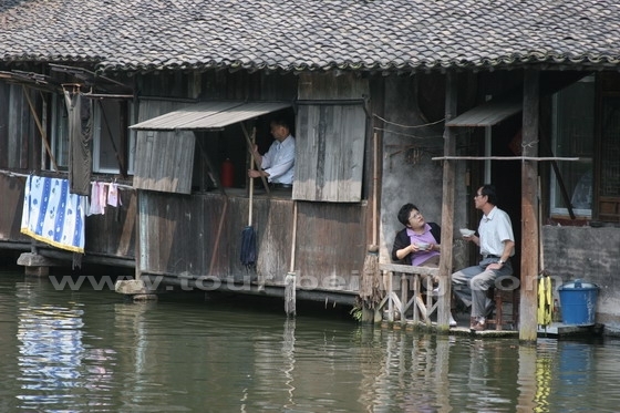 Local residents still keep the original water town life.