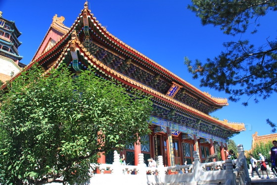 The Cloud-Dispelling Hall on the slope of the Longevity Hill