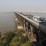 The Yangtze bridge is a double-decked road-rail truss bridge with 9 bridge piers.