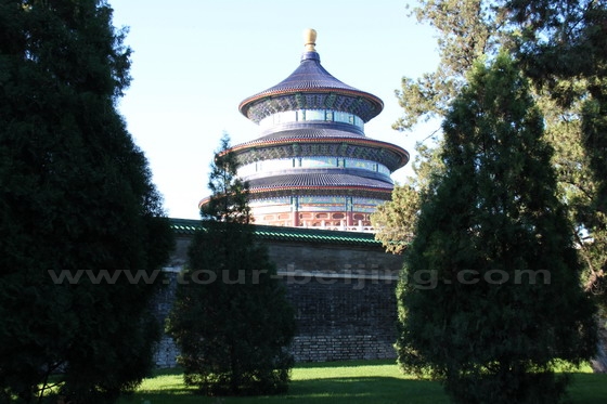 View the Hall of Prayer for Good Harvests outside the wall of the building