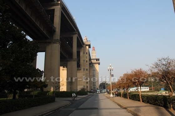 Walk past the park under the ramp bridge and aprroch the bridge tower