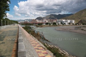 Walking along the north bank of Lhasa River 1