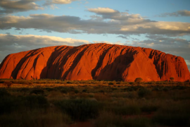 随着澳大利亚乌鲁鲁巨石攀岩的关闭，安全链将从巨石上拿走