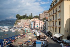 游客光着膀子或穿着泳衣在这个意大利小镇闲逛可能会被罚款
