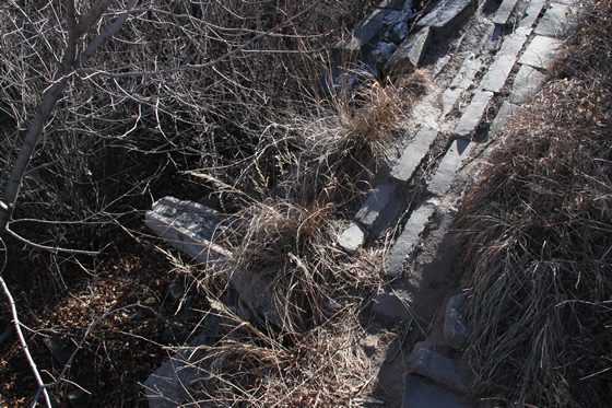 On the way scrambling up,  we see a drainage ditch once used to drain rain water