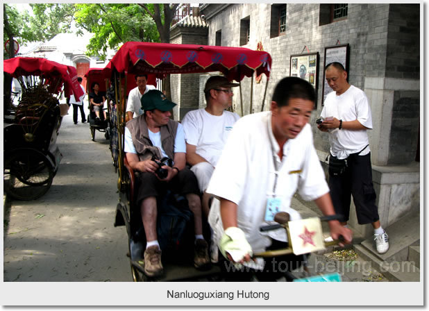 On a rickshaw to get through the zigzag and narrow alleys