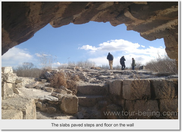 The slabs paved steds and floor on the wall