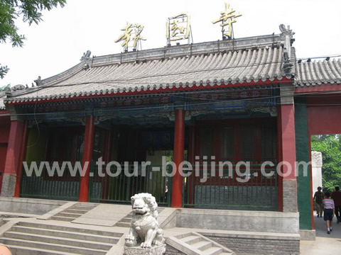 Baoguosi Temple, through the side door, you enter the temple and see the vendors selling stuff