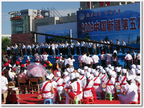 The banner"Warmly Welcome to The International Tourism Festival of Xinjiang" is hung above the entrance to Dongsheng Hongfu Hotel