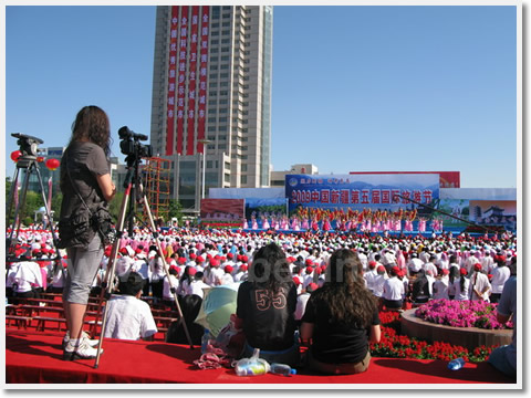 The banner"Warmly Welcome to The International Tourism Festival of Xinjiang" is hung above the entrance to Dongsheng Hongfu Hotel