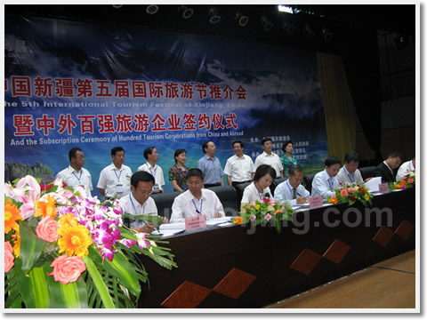 The banner"Warmly Welcome to The International Tourism Festival of Xinjiang" is hung above the entrance to Dongsheng Hongfu Hotel