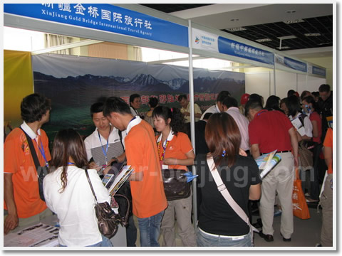 The banner"Warmly Welcome to The International Tourism Festival of Xinjiang" is hung above the entrance to Dongsheng Hongfu Hotel