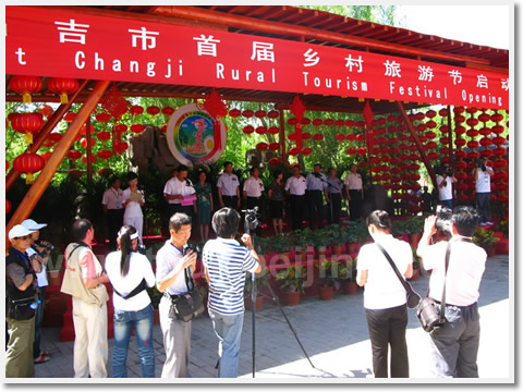 The banner"Warmly Welcome to The International Tourism Festival of Xinjiang" is hung above the entrance to Dongsheng Hongfu Hotel