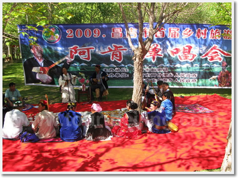 The banner"Warmly Welcome to The International Tourism Festival of Xinjiang" is hung above the entrance to Dongsheng Hongfu Hotel