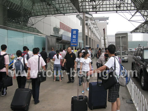 The departure hall of Beijing West Station is on the second floor