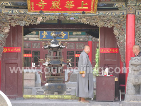 The entrance to Upper Huanyan Temple