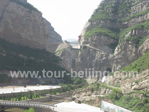 We are approaching Jinlong Valley of Mount Hengshan where the Hanging Temple is located