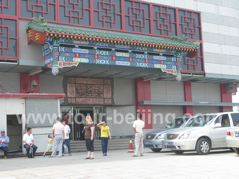 The north side gate with an underground parking lot nearby is where you get off when you drive to the market