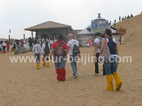 On the sand hill platform with sand-proof socks