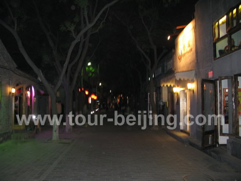 The 800 meters ancient lane, a wide, clean and tranquil lane lined by gray brick walls