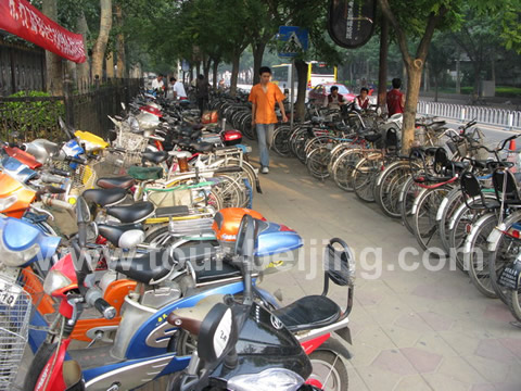 At 7:00am, I find many vendors and shoppers already inside the market. You see the parking lot by the north gate