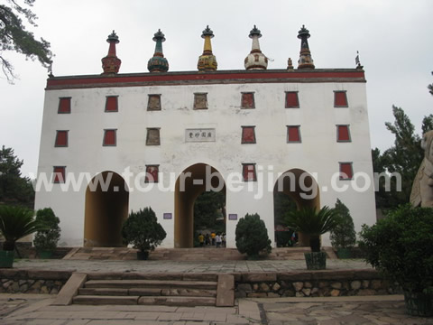 The five pagodas archway