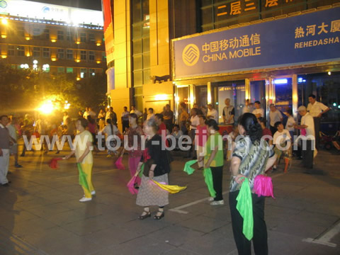 Retired people are dancing dance - yangge after dinner