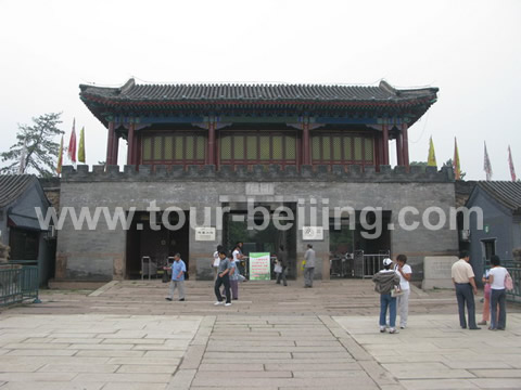 The main entrance - Lizheng Gate (Gate of Beauty and Righteousness) to the Mountain Resort