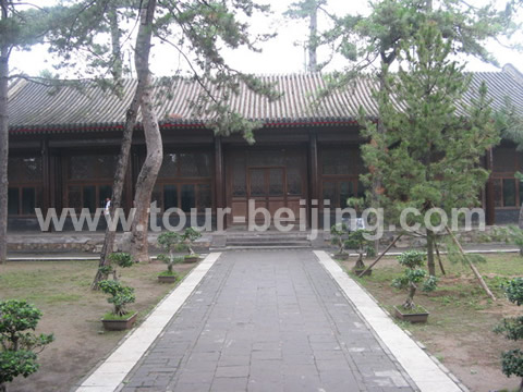 The Hall of Refreshing Mists and Waves ( Yan Bo Zhi Shuang ) built 1711 used as emperors' living place