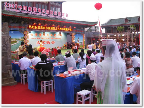 To add some colour to the tourism festival, the local government is sponsoring the First Hua' Er Art Festival at the same time.