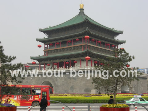 Bell Tower, is located in the heart of Xian with four directions facing the main four main street and the city gates. I went up to the bell tower.