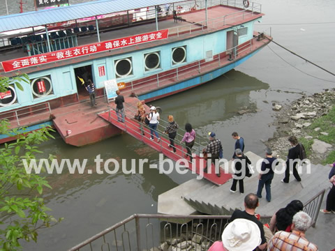 We drove to Leshan County about 160 Km away from Chengdu and arrived at the pier for the Leshan Giant Buddha